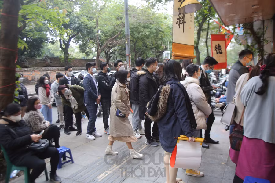 Người dân thủ đô xếp hàng xin chữ bên ngoài Văn Miếu ảnh 3