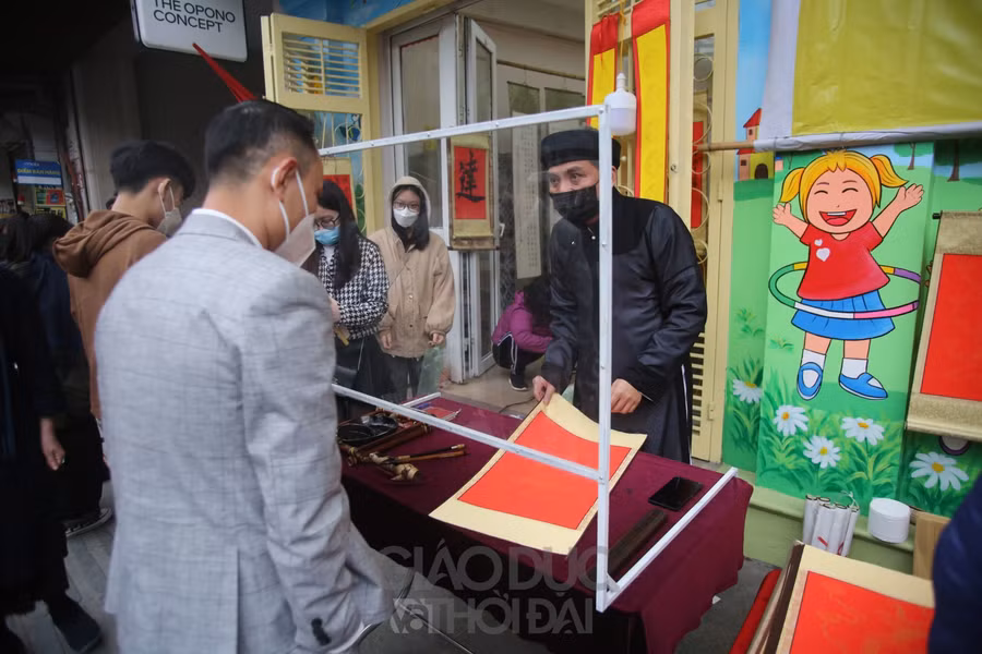 Người dân thủ đô xếp hàng xin chữ bên ngoài Văn Miếu ảnh 7