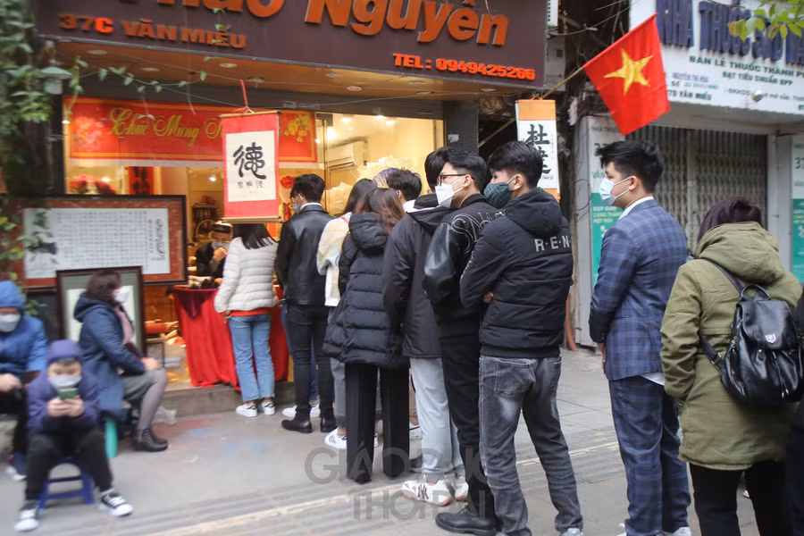 Theo đó, gian hàng của các ông đồ bên cạnh di tích bỗng nhộp nhịp.