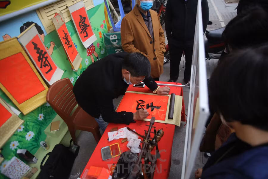 Tại khu vực ngoài Văn Miếu, việc xin - cho chữ diễn ra nhanh chóng, không phải đợi lâu như mọi năm.