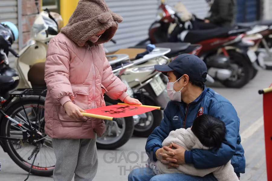 Đầu năm mới nhiều bạn nhỏ được gia đình cho đến để cùng xin chữ.