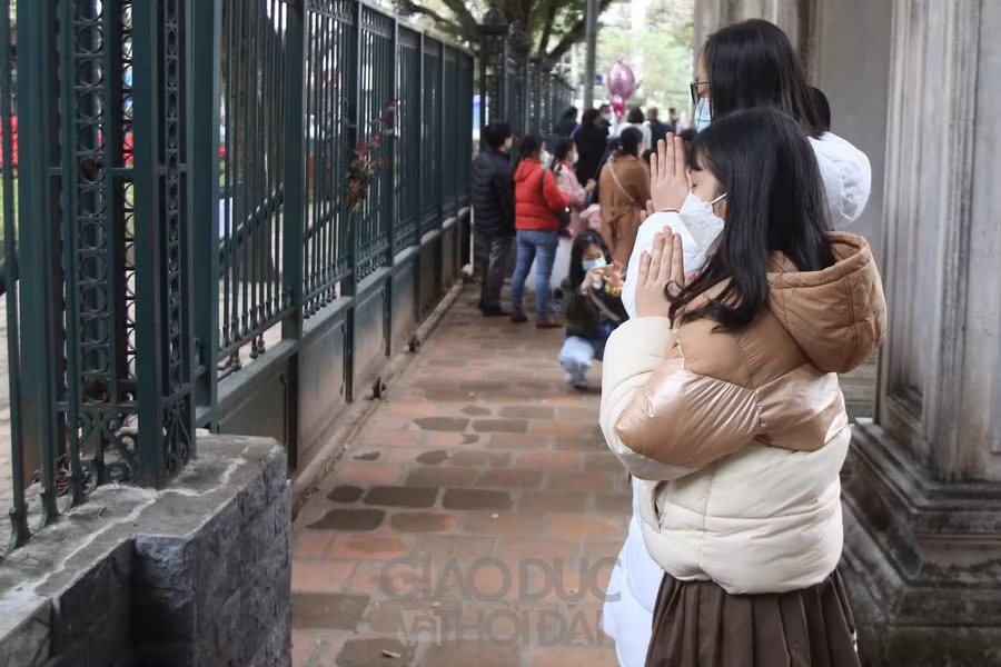 Hôm nay ngày 2/2 ( tức mùng 2 Tết) nhiều người dân đã đến khu vực Văn Miếu - Quốc Tử Giám để vái vọng từ bên ngoài.