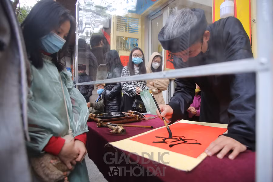 Việc xin chữ đầu năm trở thành truyền thống rất lâu đời và là món ăn tinh thần không thể thiếu của người dân Thủ đô.