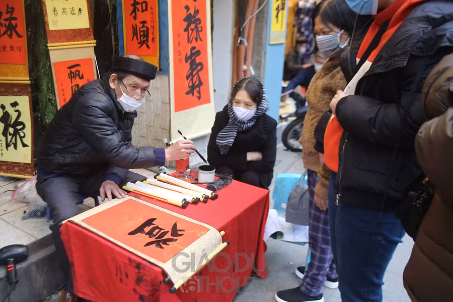 Người dân thủ đô xếp hàng xin chữ bên ngoài Văn Miếu ảnh 9