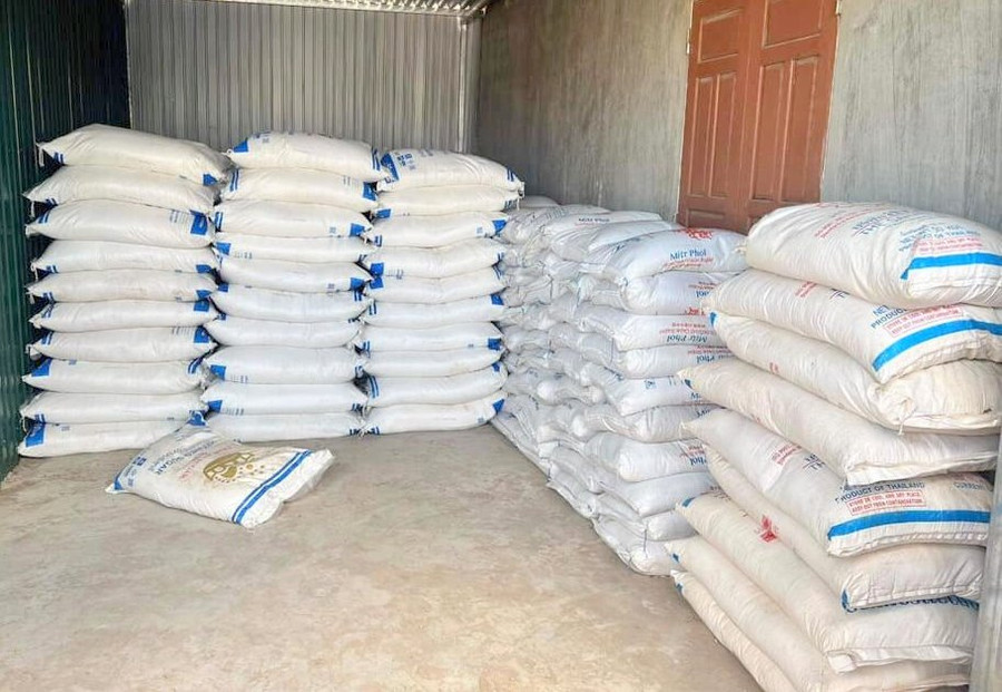 Lực lượng chức năng phát hiện kho hàng chứa đường cát không có giấy tờ hợp lệ tại Lao Bảo. Lực lượng chức năng phát hiện kho hàng chứa đường cát không có giấy tờ hợp lệ tại Lao Bảo.