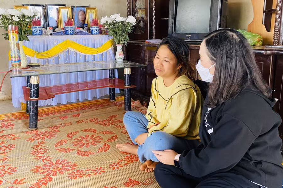 Cùng lúc mất đi 3 đứa con yêu quý, chị Anh hết đứng rồi lại ngồi để chờ con trở về.