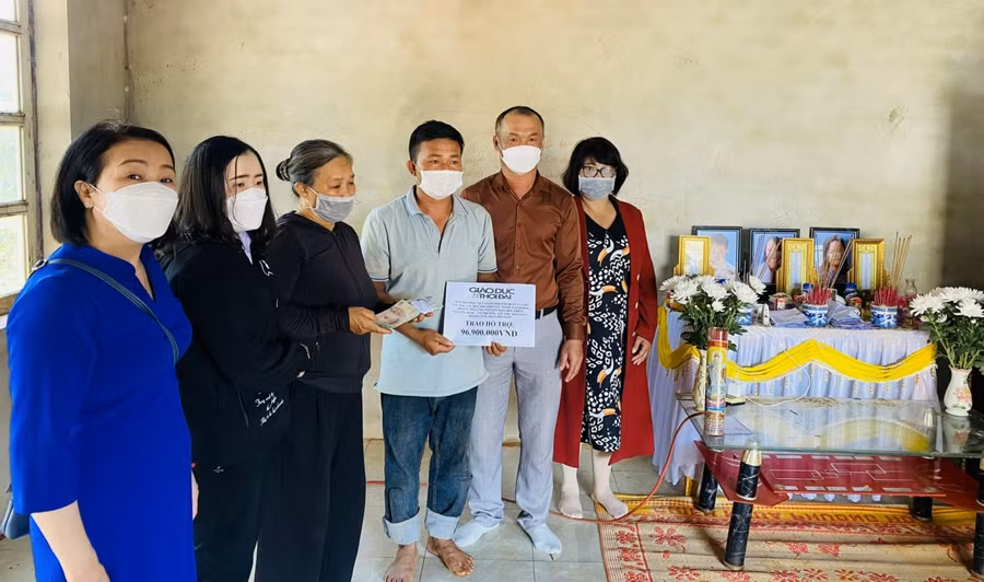 Trao hỗ trợ 96.900.000VNĐ cho gia đình 3 cháu.