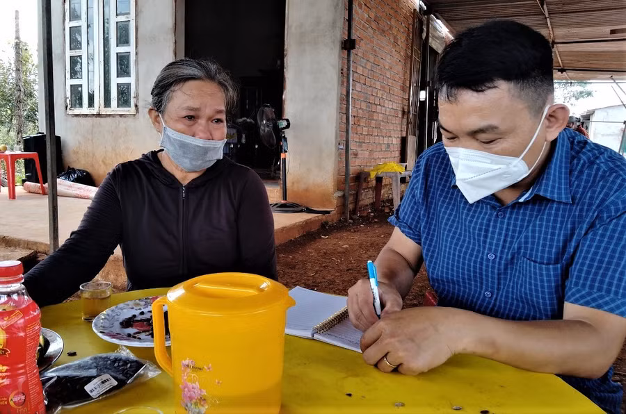 Bà Nguyễn Thị Mai nghẹn ngào tự trách bản thân vì không có thời gian chăm lo được để 3 cháu bị đuối nước.