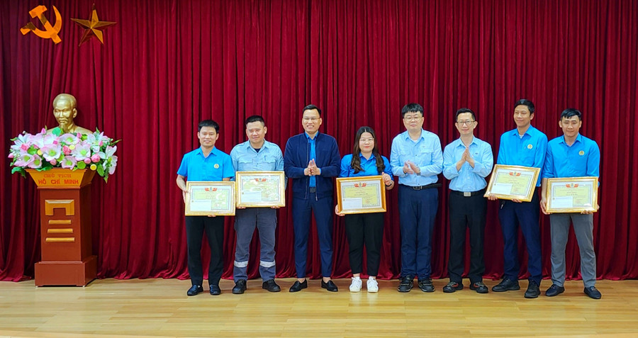 Các cá nhân nhận bằng khen của Liên đoàn Lao động Hà Tĩnh.