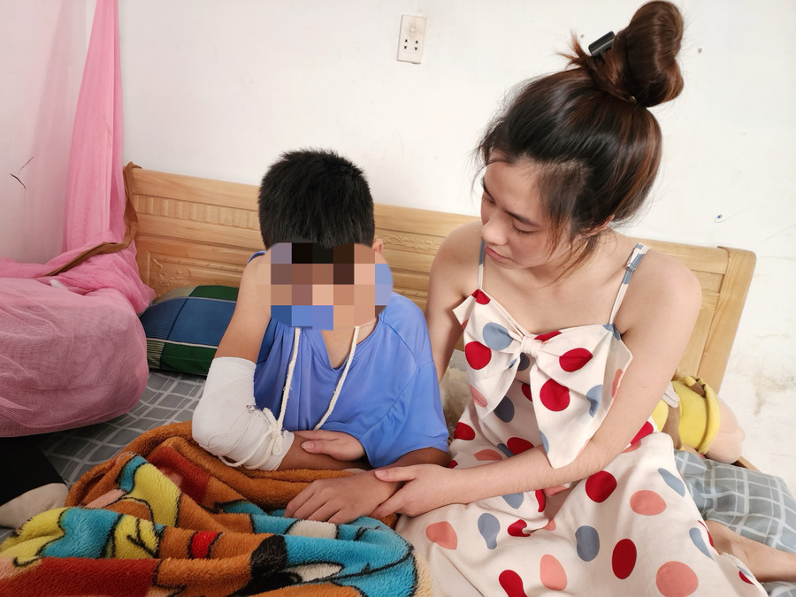 Chị Hiền xót xa khi con bị nạn trong giờ học mà thầy cô không quan tâm. (Ảnh: TT)