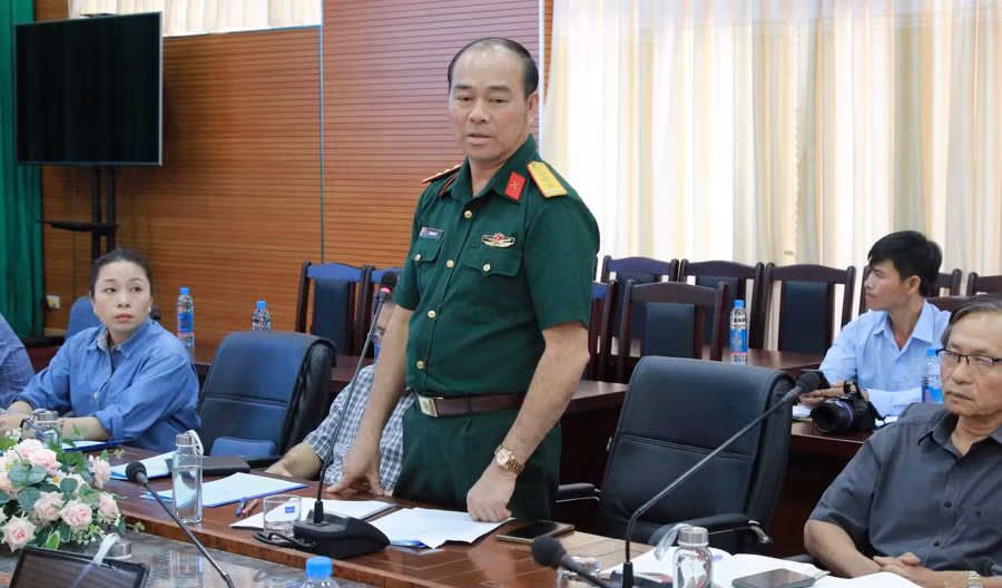 Thượng tá Lê Minh Quý, Phó Tham mưu trưởng Bộ Chỉ huy Quân sự tỉnh Đắk Lắk thông tin về phương án bảo đảm an ninh tại HKPĐ. (Ảnh: TT)