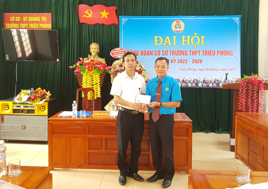 Đại diện Công đoàn ngành giáo dục trao hỗ trợ cho giáo viên Trường THPT Triệu Phong.