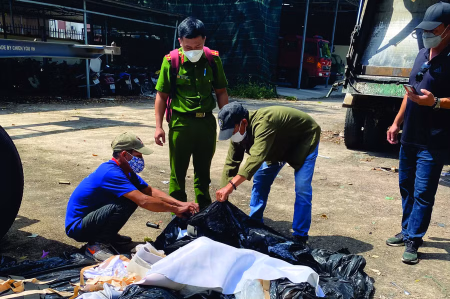 Lực lượng Công an đang kiểm tra số chất thải thu gom sai quy định của Công ty TNHH T.Q.P. (ảnh do cơ quan công an cung cấp)