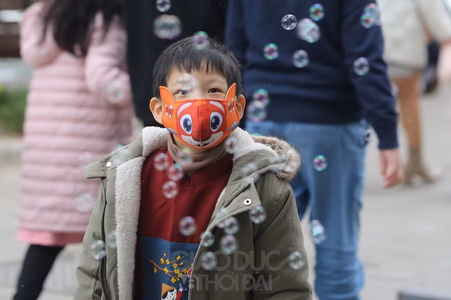 Hồ Hoàn Kiếm đông nghẹt người ngày mùng 1 Tết Nhâm Dần 2022 ảnh 4