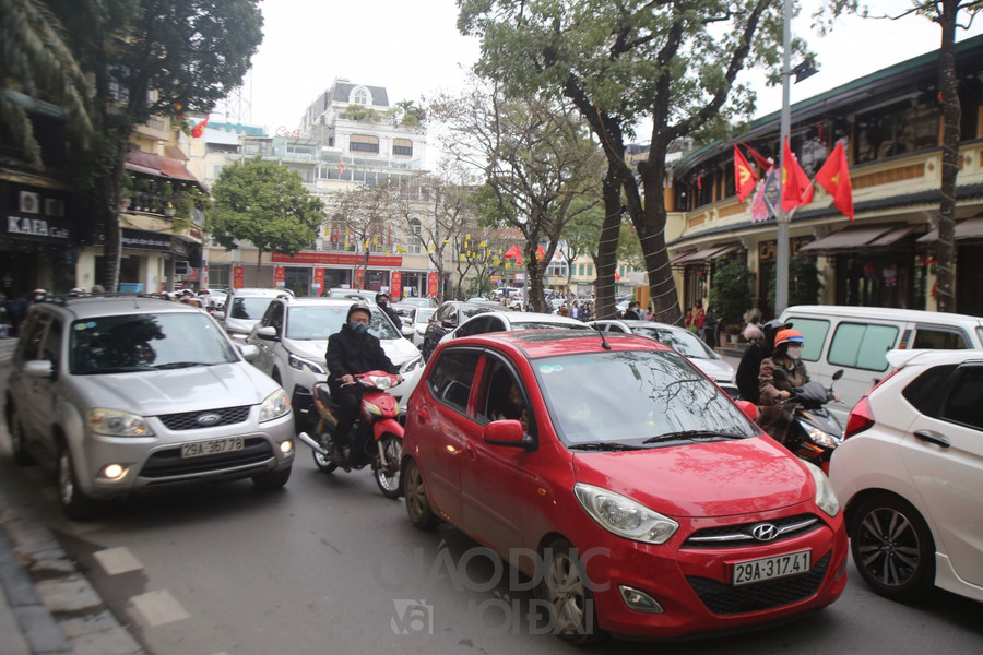 Hồ Hoàn Kiếm đông nghẹt người ngày mùng 1 Tết Nhâm Dần 2022 ảnh 1 Hồ Hoàn Kiếm đông nghẹt người ngày mùng 1 Tết Nhâm Dần 2022 ảnh 1