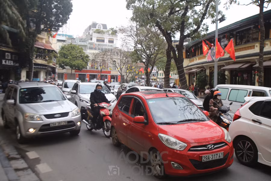 Hồ Hoàn Kiếm đông nghẹt người ngày mùng 1 Tết Nhâm Dần 2022 ảnh 1
