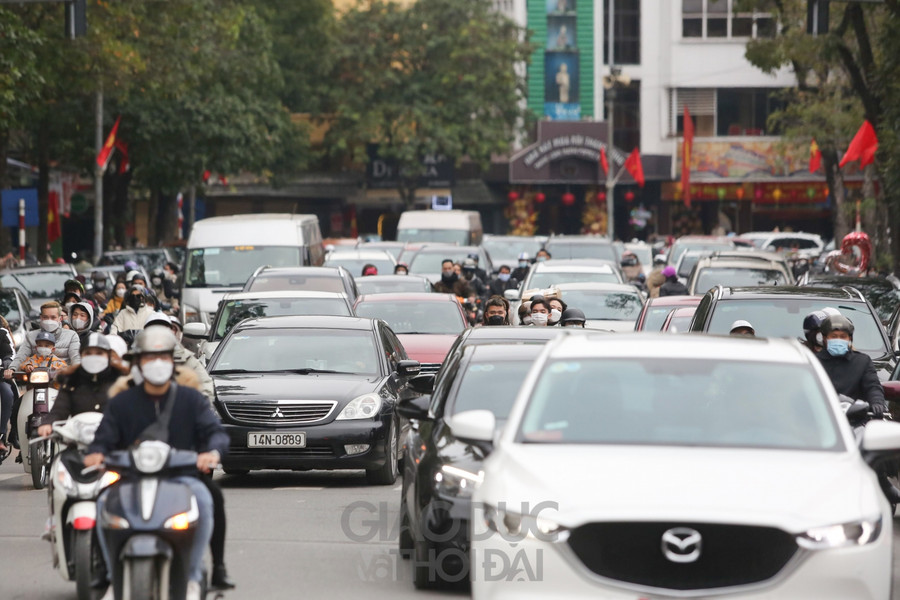 Hồ Hoàn Kiếm đông nghẹt người ngày mùng 1 Tết Nhâm Dần 2022 ảnh 2 Hồ Hoàn Kiếm đông nghẹt người ngày mùng 1 Tết Nhâm Dần 2022 ảnh 2