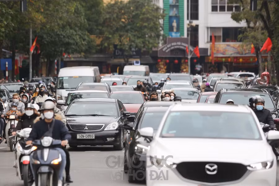 Hồ Hoàn Kiếm đông nghẹt người ngày mùng 1 Tết Nhâm Dần 2022 ảnh 2