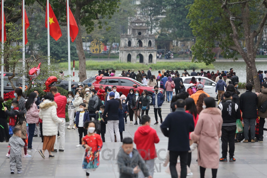 Hồ Hoàn Kiếm đông nghẹt người ngày mùng 1 Tết Nhâm Dần 2022 ảnh 10 Hồ Hoàn Kiếm đông nghẹt người ngày mùng 1 Tết Nhâm Dần 2022 ảnh 10