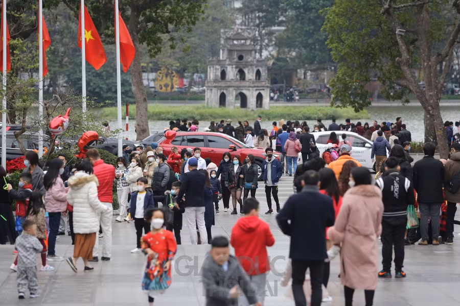 Hồ Hoàn Kiếm đông nghẹt người ngày mùng 1 Tết Nhâm Dần 2022 ảnh 10