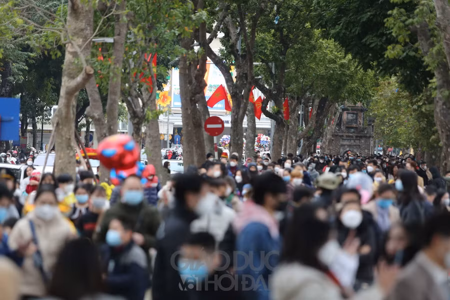 Dòng người đổ về đây rất đông.