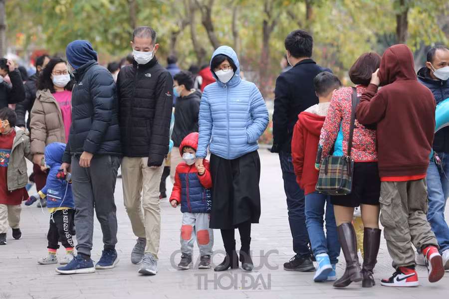 Mặc dù đã dừng hoạt động phố đi bộ khi tình hình dịch bệnh diễn biến phức tạp, nhưng Hồ Hoàn Kiếm đón lượng khách lớn xuống phố du xuân.