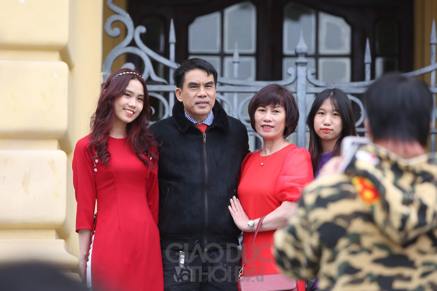 Hồ Hoàn Kiếm đông nghẹt người ngày mùng 1 Tết Nhâm Dần 2022 ảnh 11 Hồ Hoàn Kiếm đông nghẹt người ngày mùng 1 Tết Nhâm Dần 2022 ảnh 11