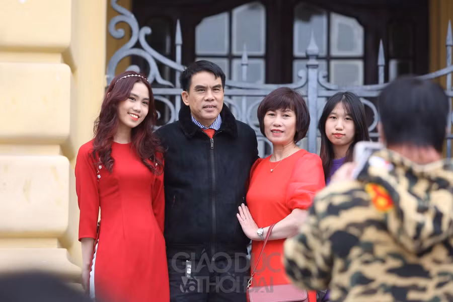 Hồ Hoàn Kiếm đông nghẹt người ngày mùng 1 Tết Nhâm Dần 2022 ảnh 11