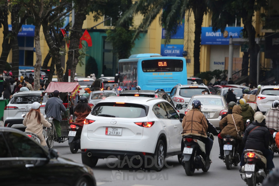Tại các tuyến phố quanh khu vực Hồ Hoàn Kiếm lượng phương tiện đổ về trong ngày mùng 1 Tết khá lớn, có hiện tượng xảy ra ùn tắc. Tại các tuyến phố quanh khu vực Hồ Hoàn Kiếm lượng phương tiện đổ về trong ngày mùng 1 Tết khá lớn, có hiện tượng xảy ra ùn tắc.