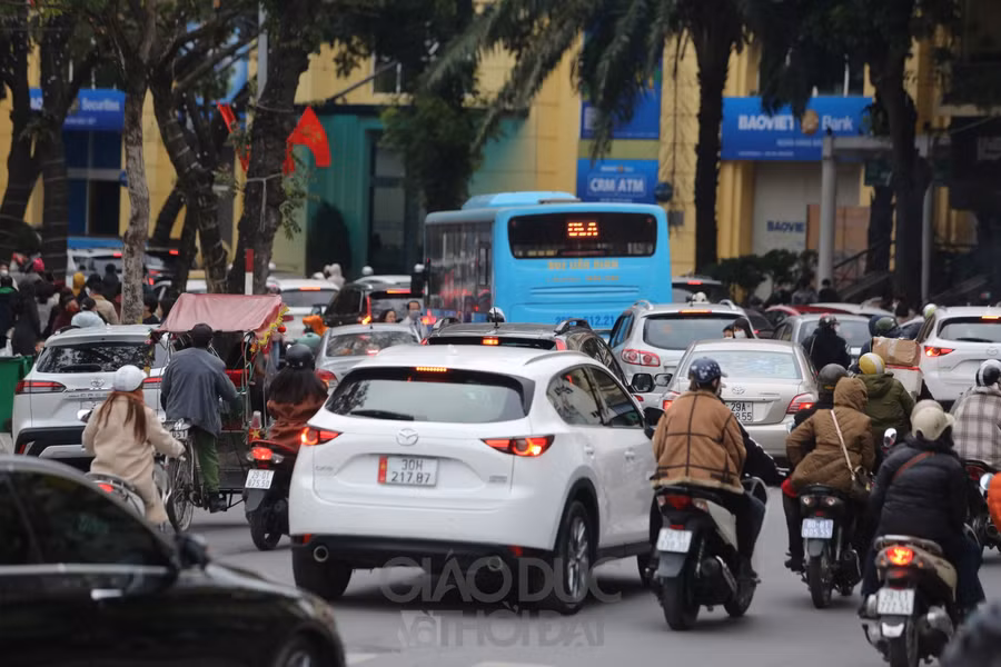 Tại các tuyến phố quanh khu vực Hồ Hoàn Kiếm lượng phương tiện đổ về trong ngày mùng 1 Tết khá lớn, có hiện tượng xảy ra ùn tắc.