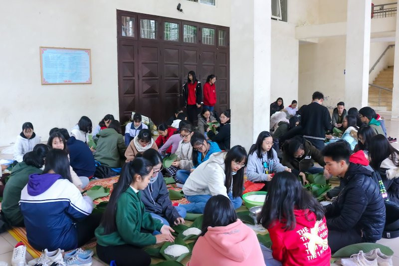 Học sinh Hà Nội gói bánh chưng gom yêu thương!