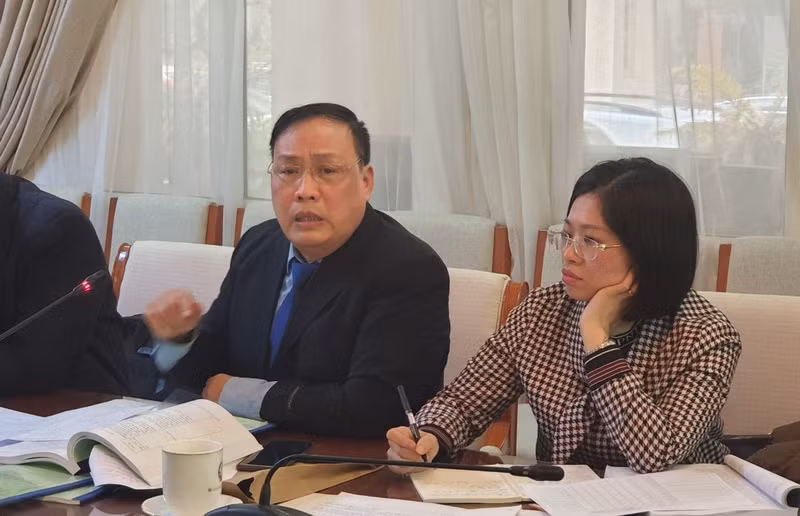 Các thành viên của Hội đồng phản biện, góp ý cho nhóm nghiên cứu