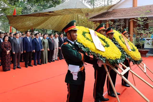 Thủ tướng Phạm Minh Chính dẫn đầu đoàn đại biểu dâng hương, dâng hoa tưởng niệm tại Đền thờ đồng chí Huỳnh Tấn Phát trên quê hương đồng chí - Ảnh: VGP/Nhật Bắc