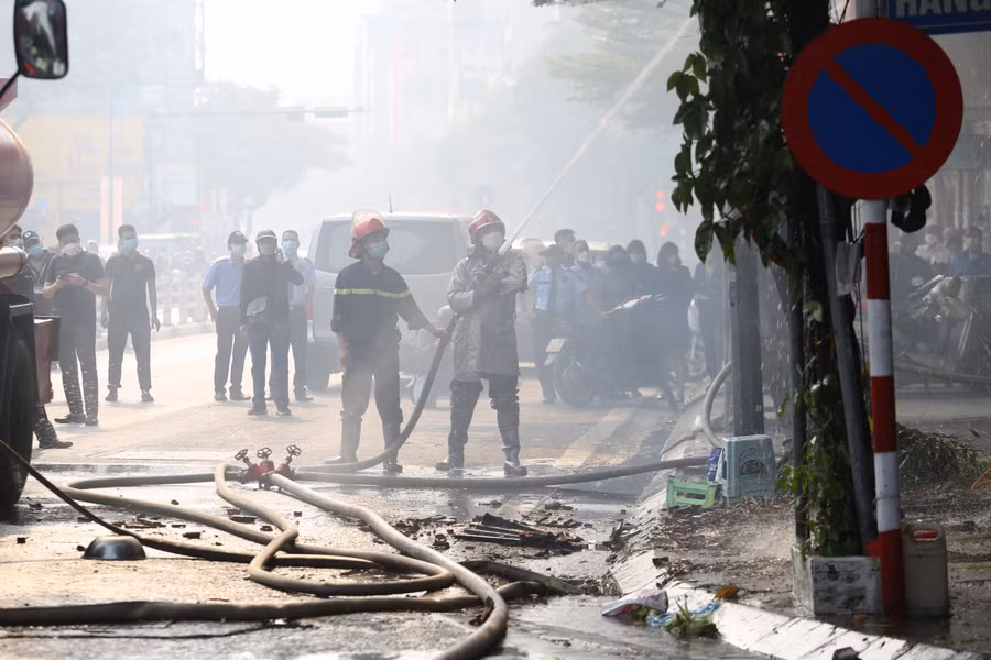 Hà Nội: Cháy căn nhà cũ kiểu Pháp giữa trưa, nhiều người dân hoảng sợ ảnh 4