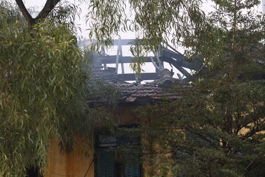 Ngôi nhà cũ bị biến dạng hoàn toàn sau đám cháy.