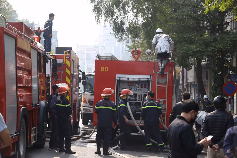 Hà Nội: Cháy căn nhà cũ kiểu Pháp giữa trưa, nhiều người dân hoảng sợ ảnh 1