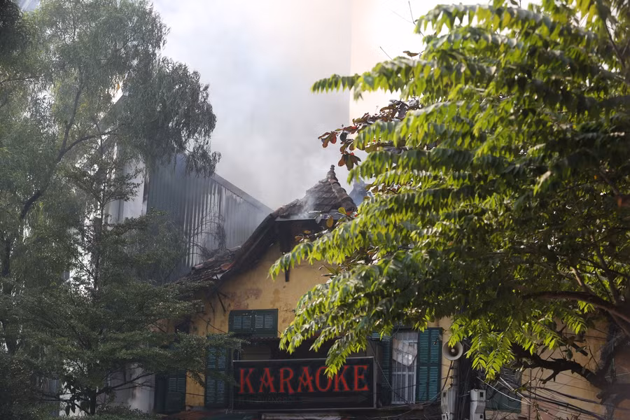 Được biết đám cháy xuất phát từ tầng 2 ngôi nhà cũ kiểu Pháp trên đường Tôn Đức Thắng.