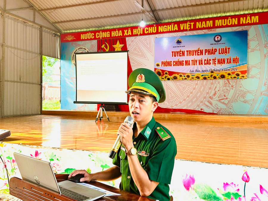 Cán bộ biên phòng thông tin về cách nhận biết các loại ma túy.