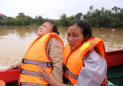 Sản phụ Trần Thị Mai Như được hộ tống bằng cano để tới bệnh viện sinh nở. Ảnh: Hoàng Táo.