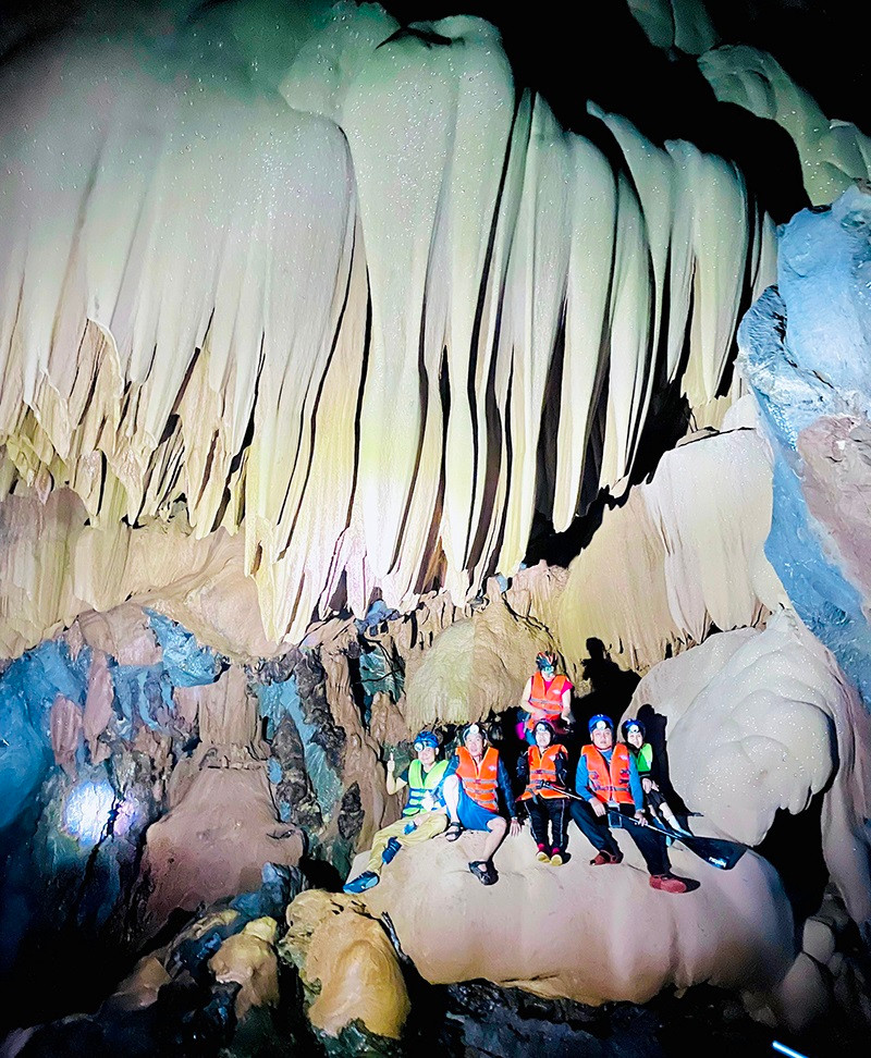 Hang động Sơn Nữ có những khối thạch nhũ rất đẹp.