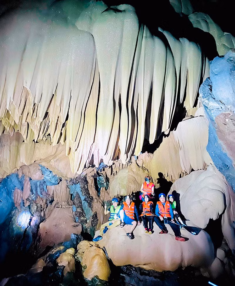 Hang động Sơn Nữ có những khối thạch nhũ rất đẹp.