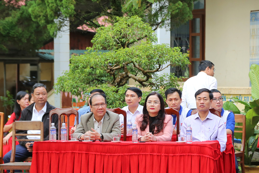 Lãnh đạo Sở GD&ĐT và các đơn vị liên quan tham dự chương trình. Lãnh đạo Sở GD&ĐT và các đơn vị liên quan tham dự chương trình.