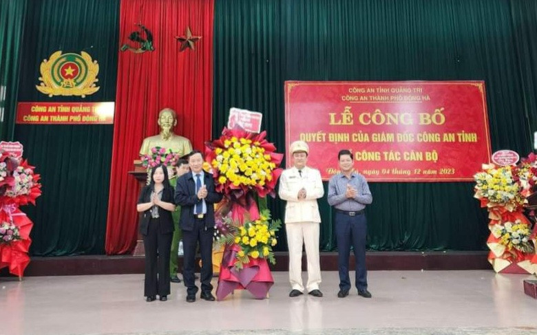 Lãnh đạo TP Đông Hà chúc mừng tân Trưởng Công an thành phố. Lãnh đạo TP Đông Hà chúc mừng tân Trưởng Công an thành phố.