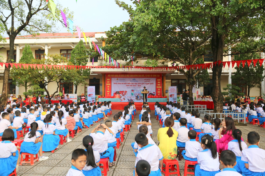 Năm học này sẽ có hơn 13.000 học sinh được tặng mũ bảo hiểm. Năm học này sẽ có hơn 13.000 học sinh được tặng mũ bảo hiểm.