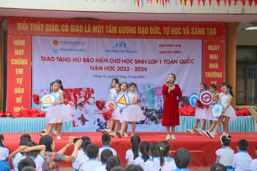 Học sinh biểu diễn các tiết mục về ý thức chấp hành giao thông. Học sinh biểu diễn các tiết mục về ý thức chấp hành giao thông.