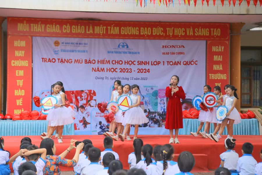 Học sinh biểu diễn các tiết mục về ý thức chấp hành giao thông.