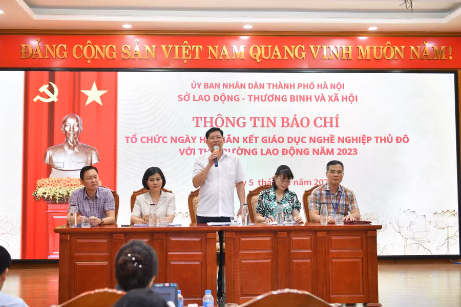 Phó Giám đốc Sở LĐTBXH Hà Nội Hoàng Thành Thái trao đổi thông tin với báo chí về Ngày hội gắn kết giáo dục nghề nghiệp Thủ đô với thị trường lao động năm 2023.