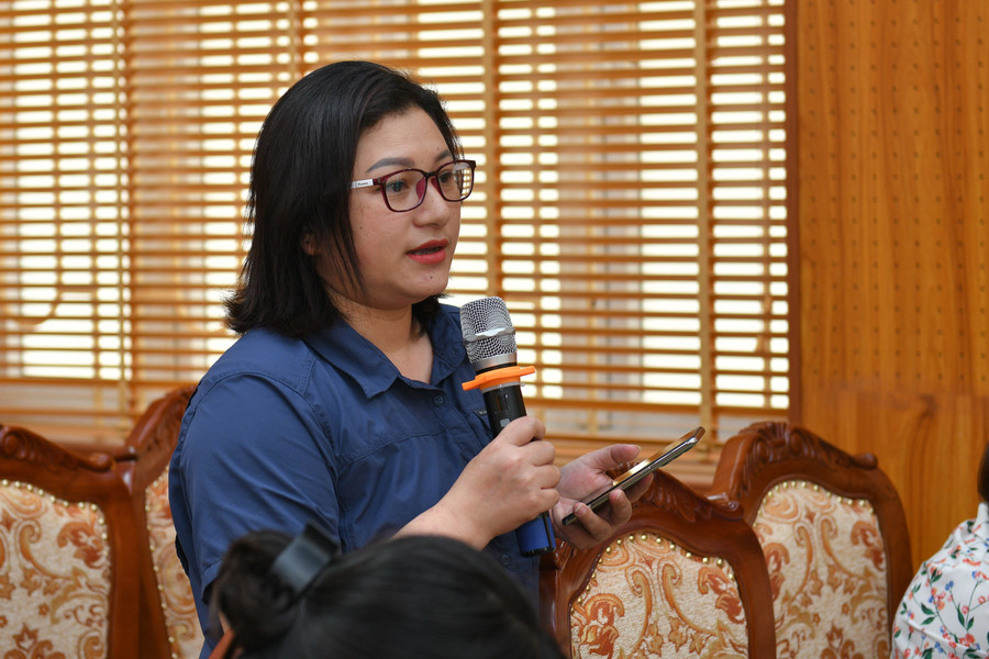 Nhà báo đặt câu hỏi cho ban tổ chức ngày hội. Nhà báo đặt câu hỏi cho ban tổ chức ngày hội.