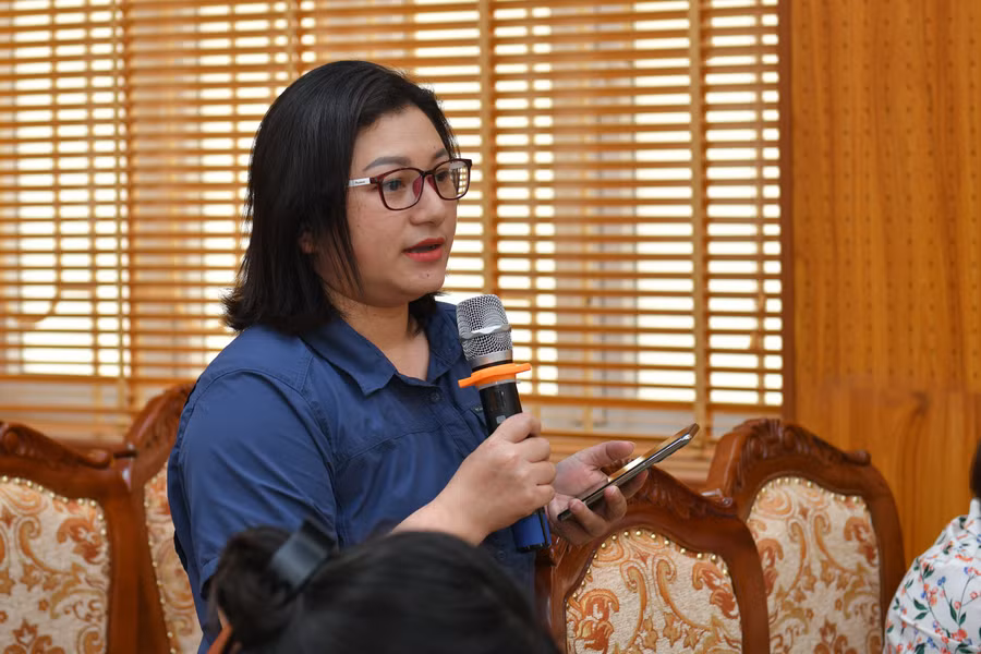 Nhà báo đặt câu hỏi cho ban tổ chức ngày hội.