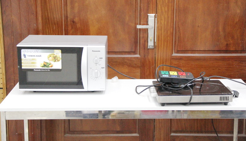 Bên trong được trang bị bếp từ, lò vi sóng Bên trong được trang bị bếp từ, lò vi sóng